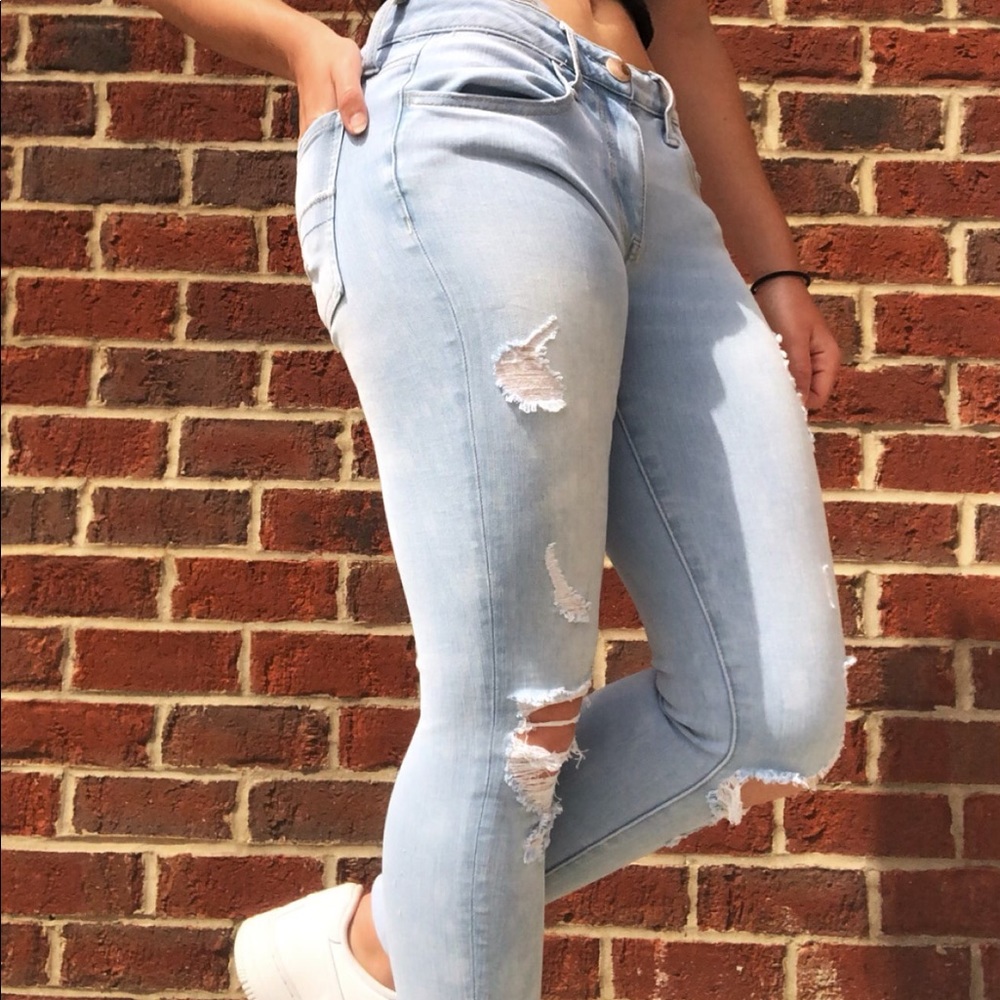 ✨ American Eagle Light Wash Ripped Skinny Jeans✨